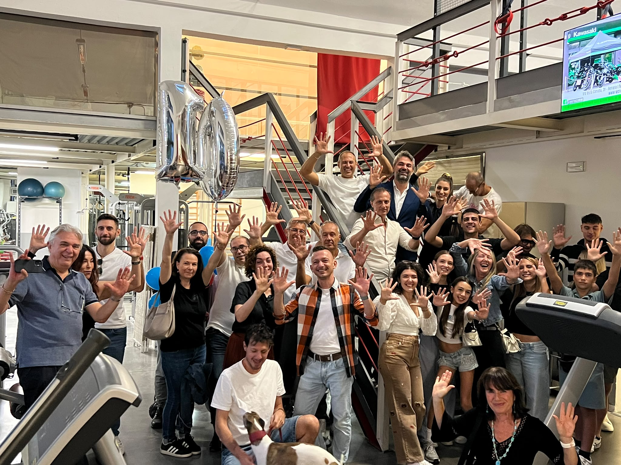 Il gruppo della festa celebra i dieci anni di Tabata con le mani